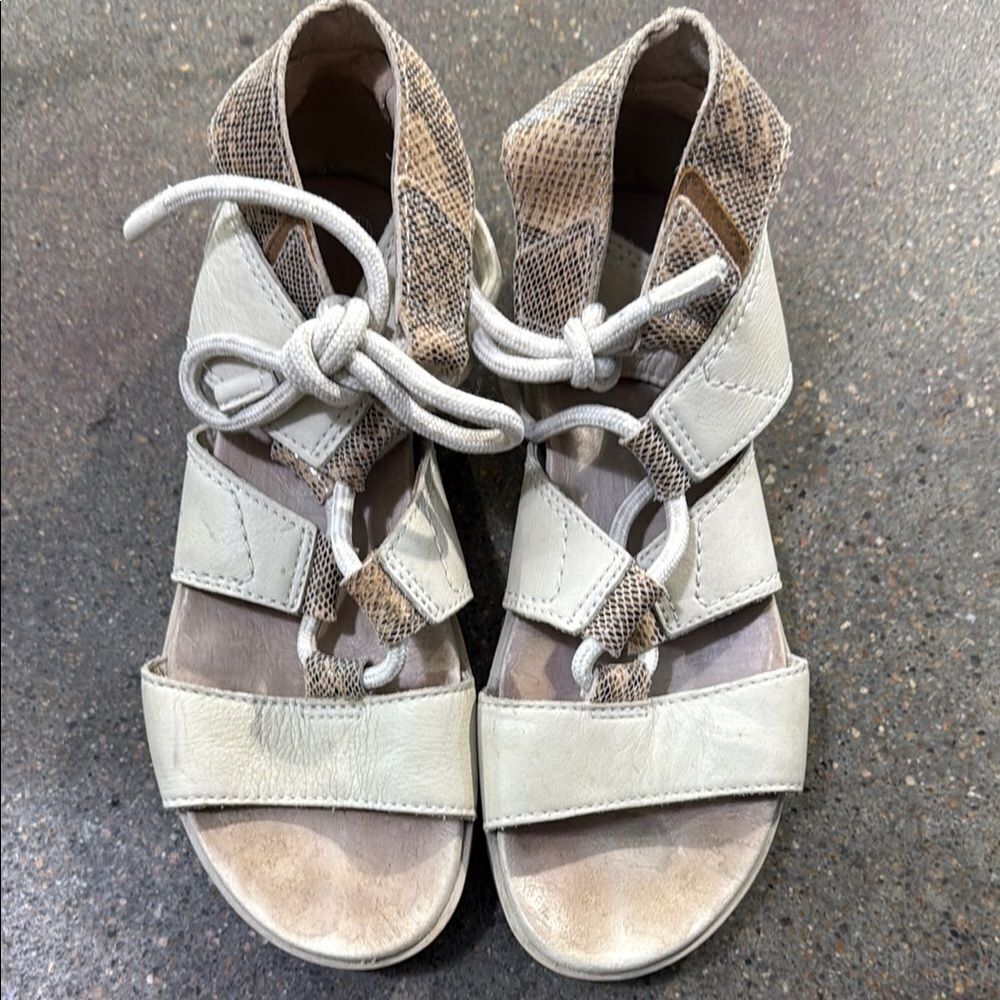 Sorel White and Tan Sandals